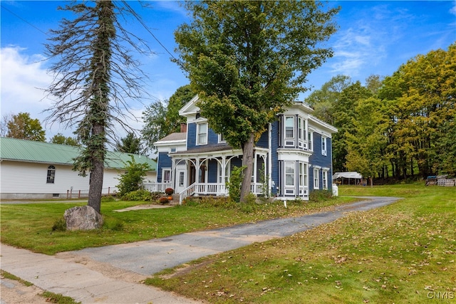 view of front of property featuring a porch and a front yard