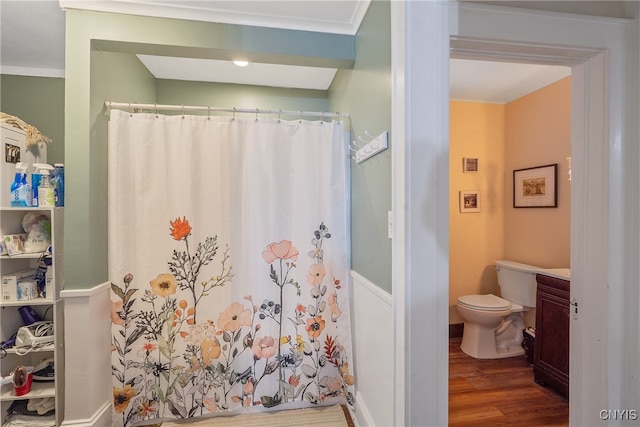 bathroom with curtained shower, crown molding, hardwood / wood-style floors, and toilet