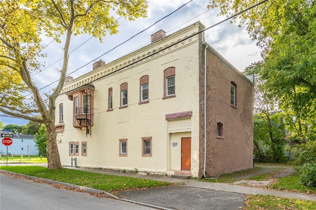 view of italianate home