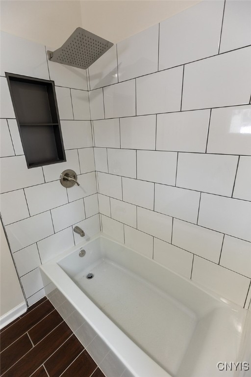 bathroom featuring tiled shower / bath combo