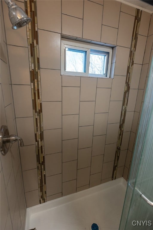 bathroom featuring a tile shower