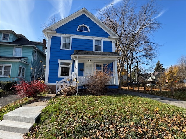 view of front facade with a front lawn