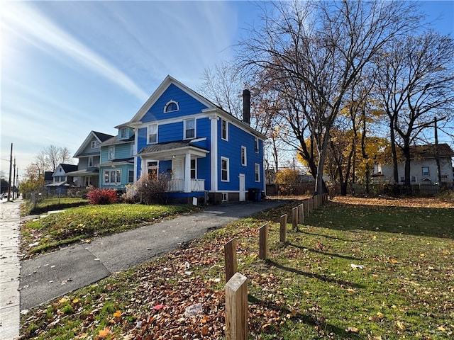 view of front of property with a front yard