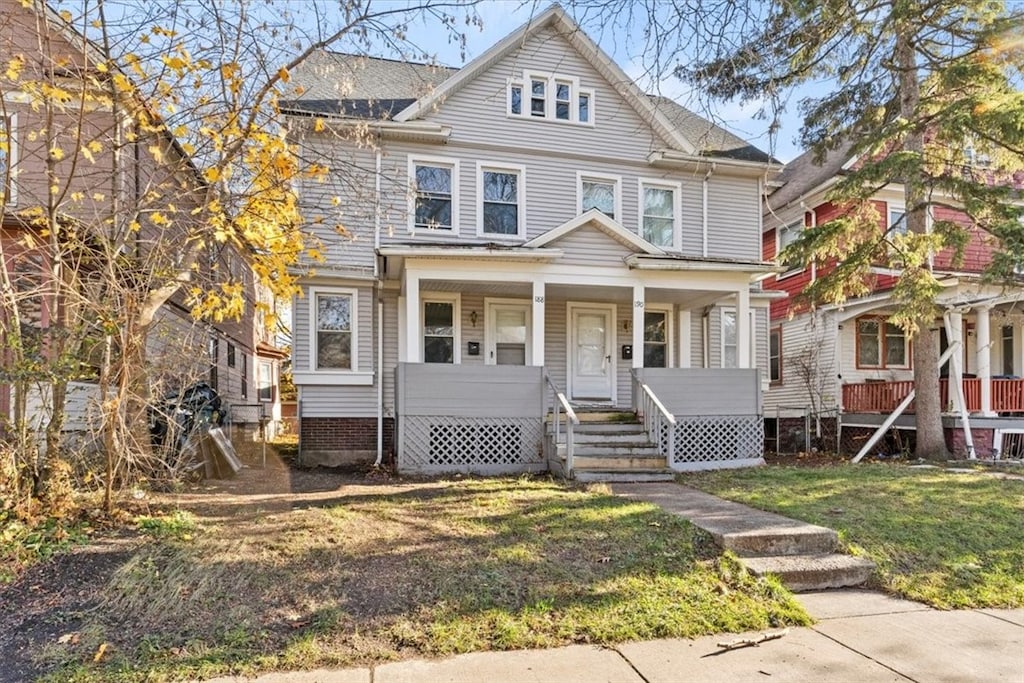 view of front of home with a front lawn