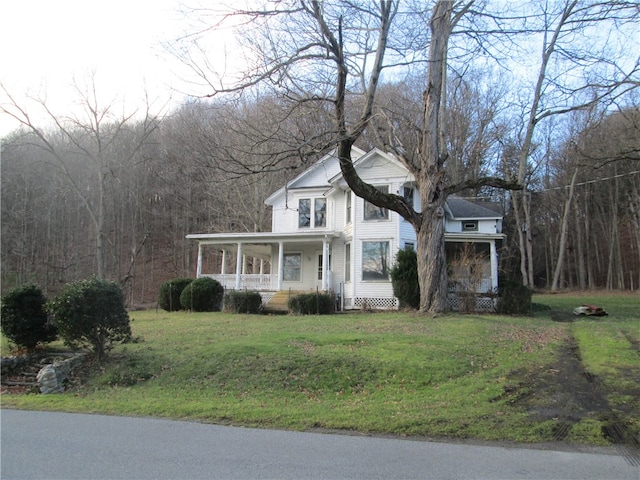 view of front of property featuring a front yard and a porch