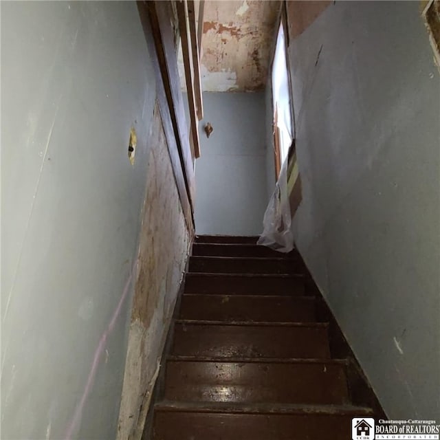 130/118 N Main St, New Albion, NY 14719 - view of staircase