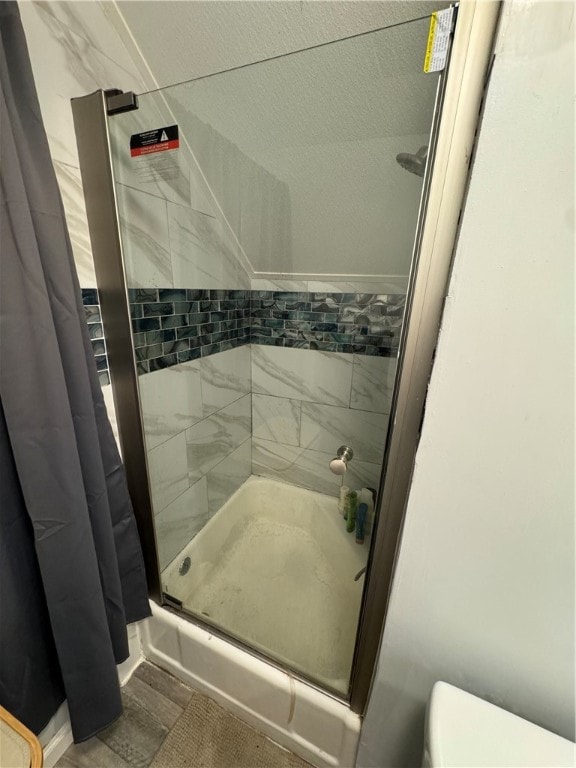 bathroom featuring shower / tub combo with curtain and toilet