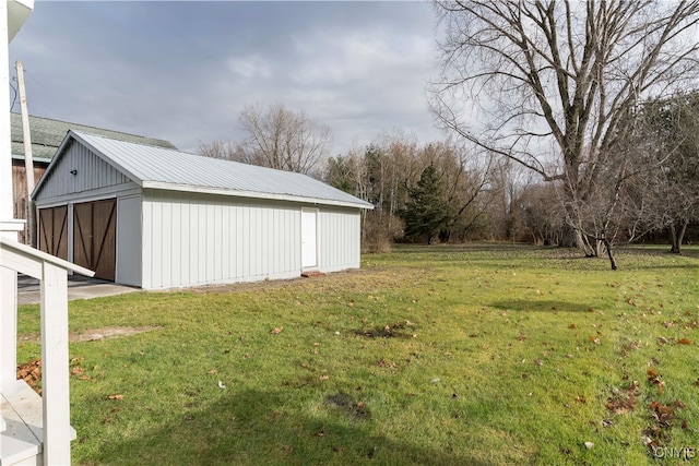 view of yard featuring an outdoor structure