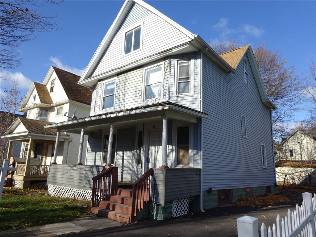 front facade featuring a porch