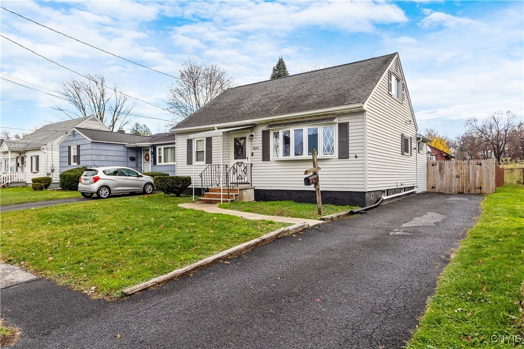 view of front facade with a front yard