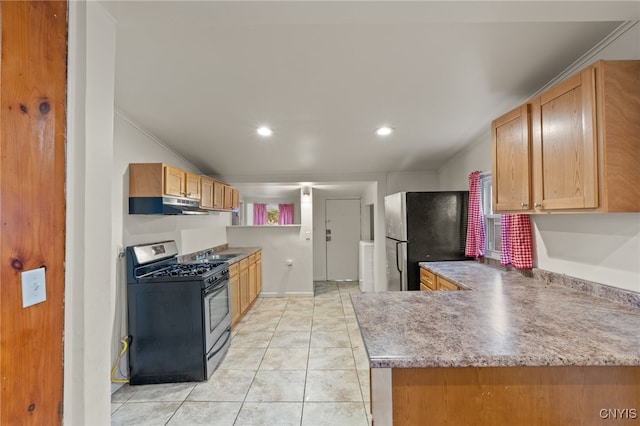 kitchen with stainless steel appliances, range hood, washer / clothes dryer, kitchen peninsula, and ornamental molding