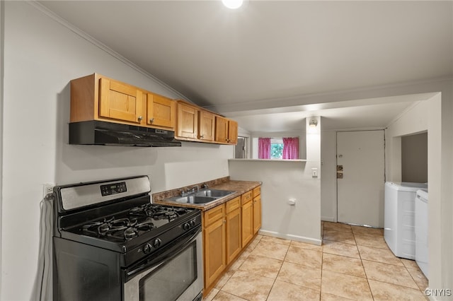 kitchen with washer and clothes dryer, lofted ceiling, crown molding, sink, and gas stove