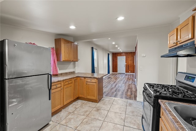 kitchen with kitchen peninsula, crown molding, light tile patterned flooring, and stainless steel appliances