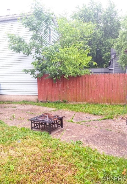 view of yard with a fire pit