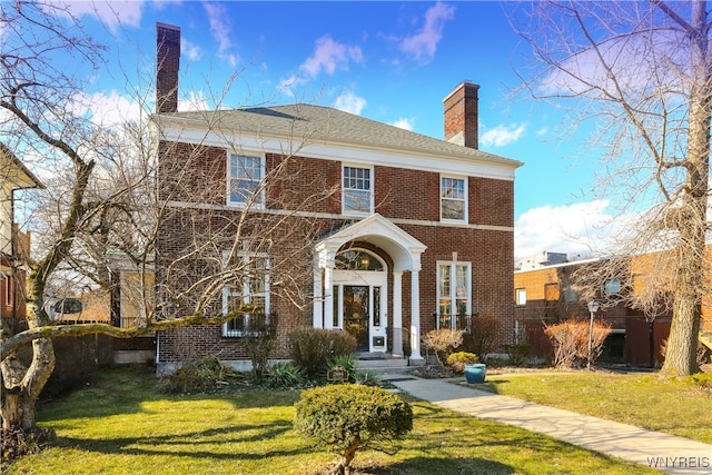 view of front of house featuring a front lawn