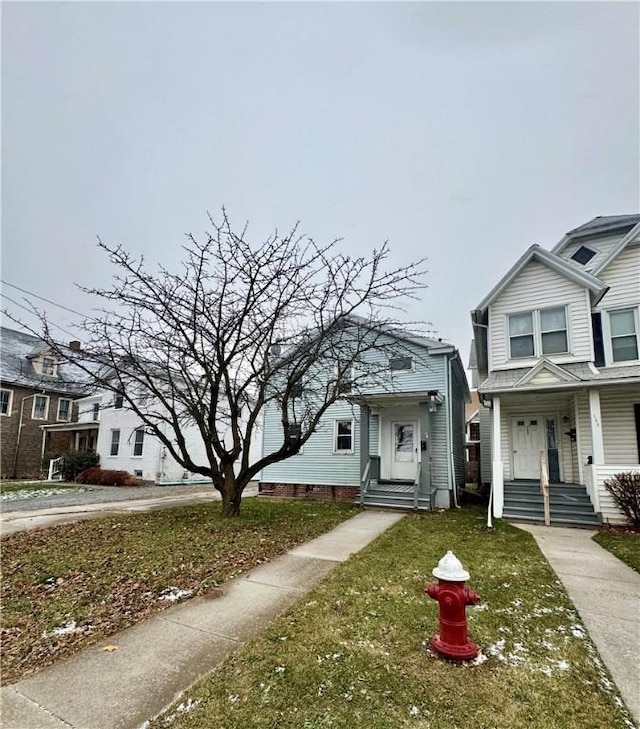 view of front of home featuring a front yard