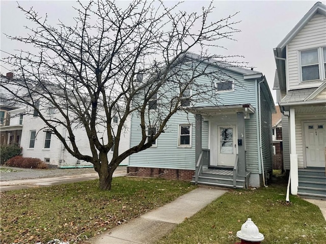 view of front of house featuring a front yard