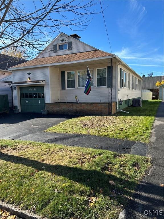 view of front of home with a front lawn