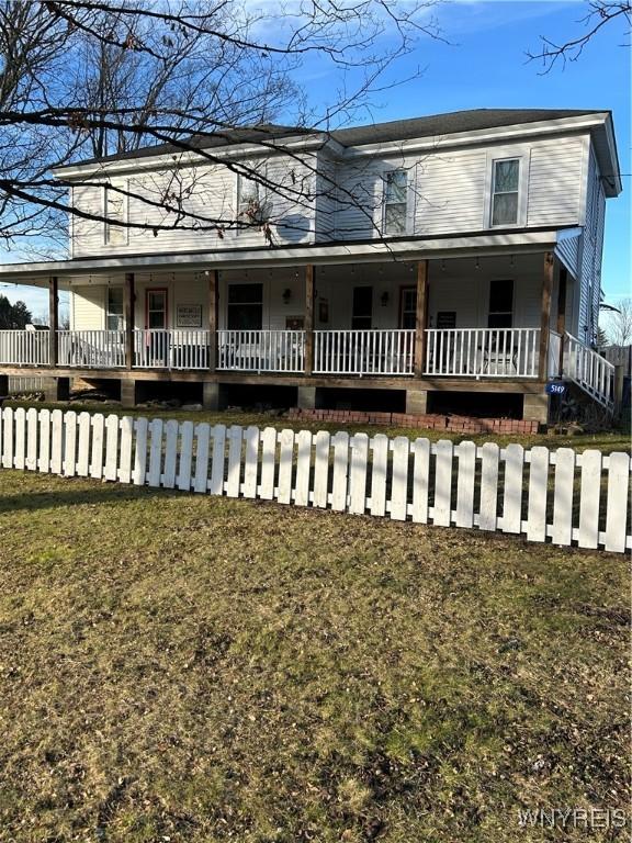 view of front of home featuring a front lawn