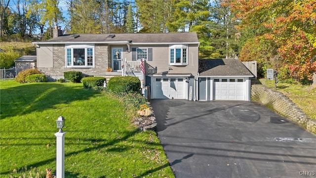 view of front of property featuring a front yard