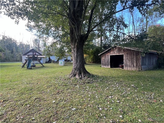 view of yard with an outbuilding