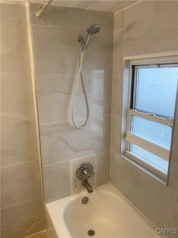 bathroom featuring tiled shower / bath