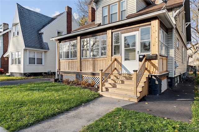 view of front facade featuring a front yard