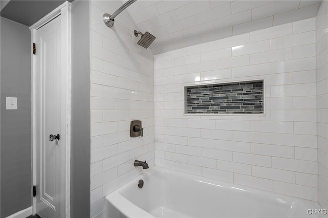 bathroom with tiled shower / bath combo