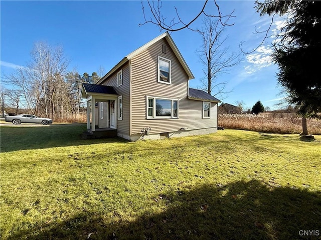 back of house featuring a lawn