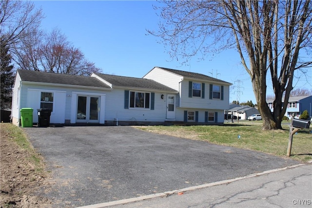 tri-level home featuring a front lawn