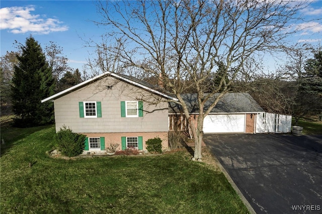 view of front of house featuring a front lawn and a garage