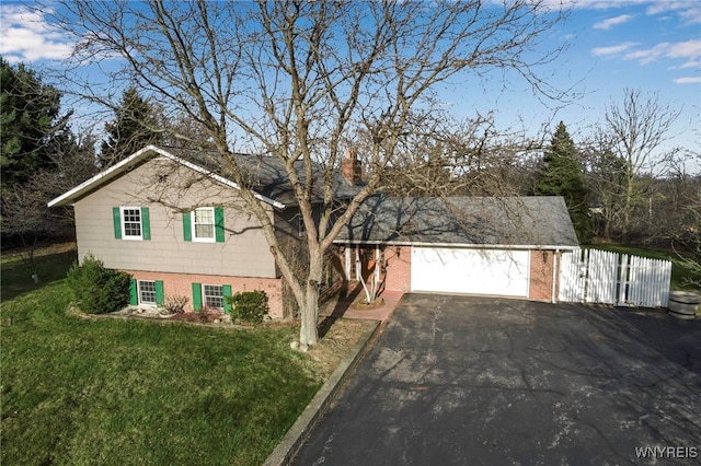 view of front facade featuring a garage and a front yard