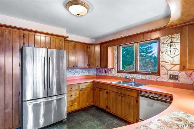 kitchen featuring decorative backsplash, stainless steel appliances, and sink