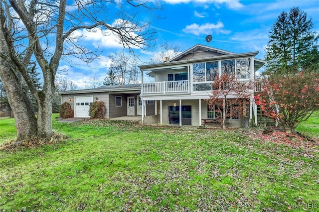 view of front facade featuring a garage and a front lawn