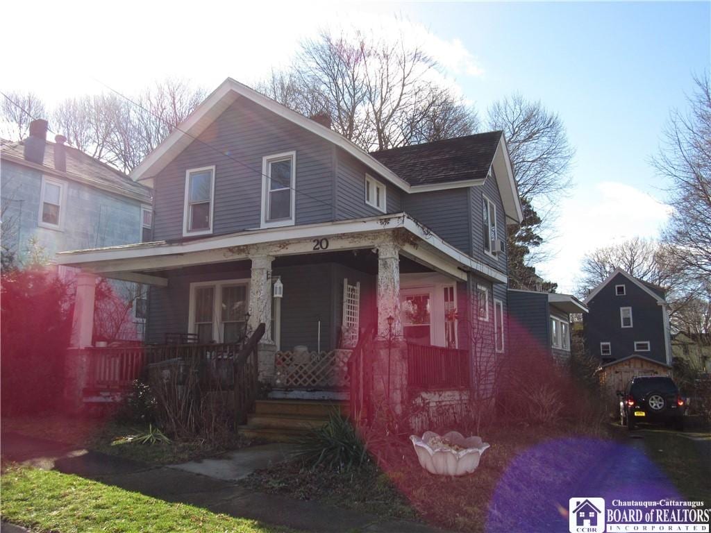 view of front of property featuring covered porch