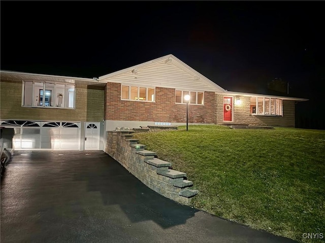 view of front of house featuring a lawn and a garage