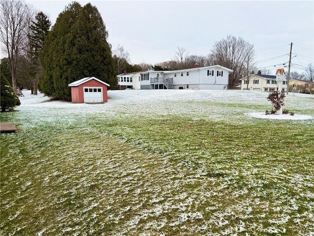 view of yard featuring a garage and an outbuilding