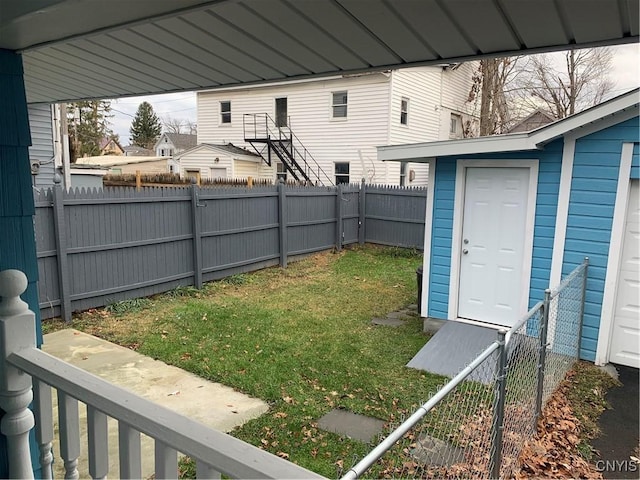 view of yard featuring a storage shed