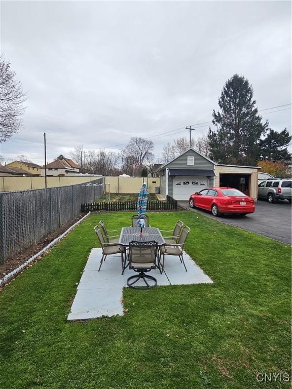 view of yard featuring a patio