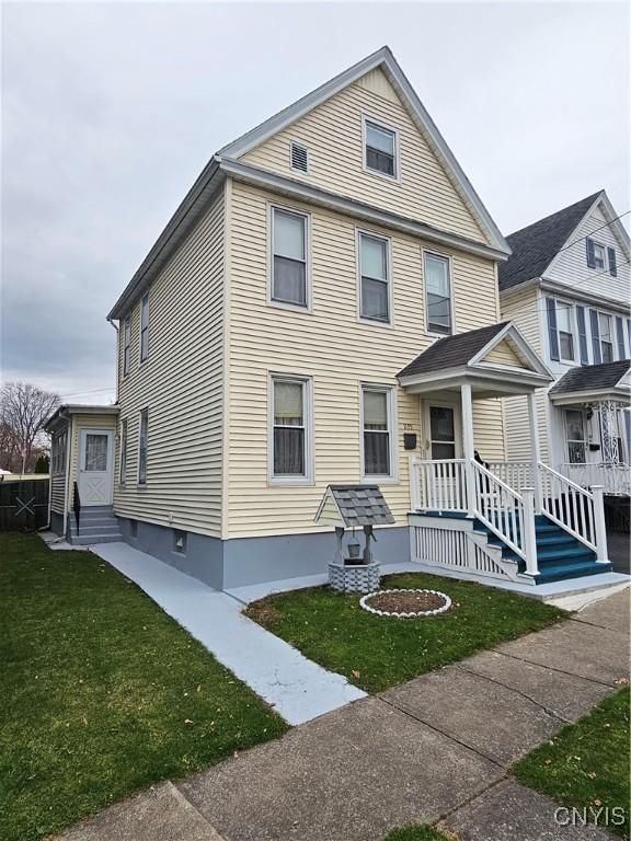 view of front of house with a front yard