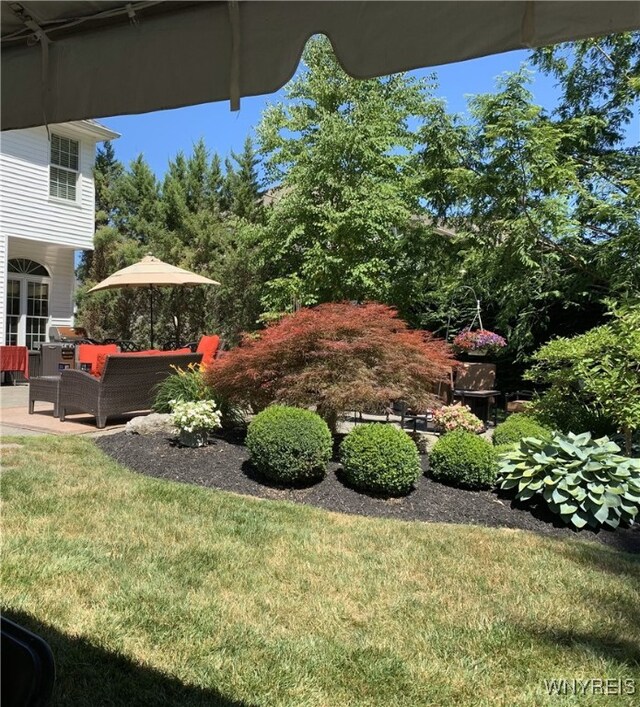 view of yard featuring a patio area and an outdoor hangout area