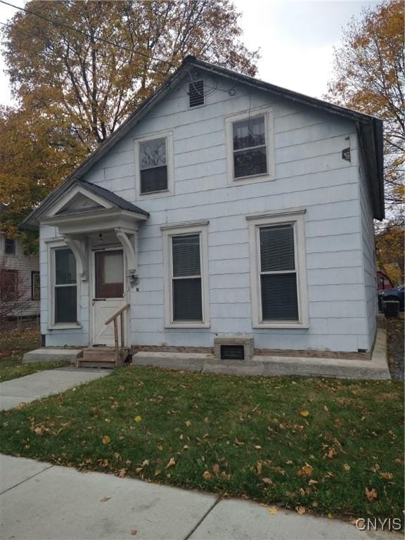 bungalow-style house featuring a front lawn