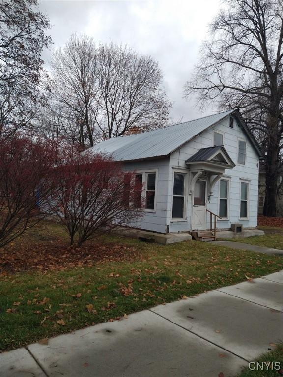 view of front facade with a front lawn