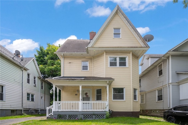 view of front of property featuring a front lawn and a porch