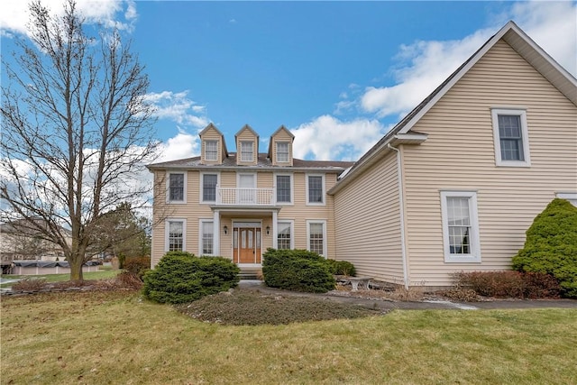 view of front of house with a front lawn