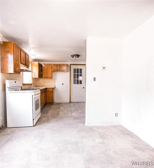 kitchen featuring tasteful backsplash and white range with gas cooktop