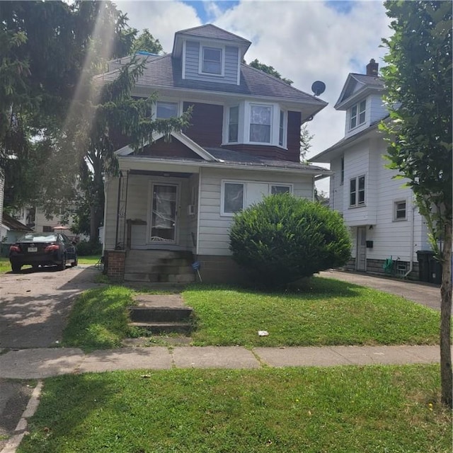 view of front of house featuring a front lawn