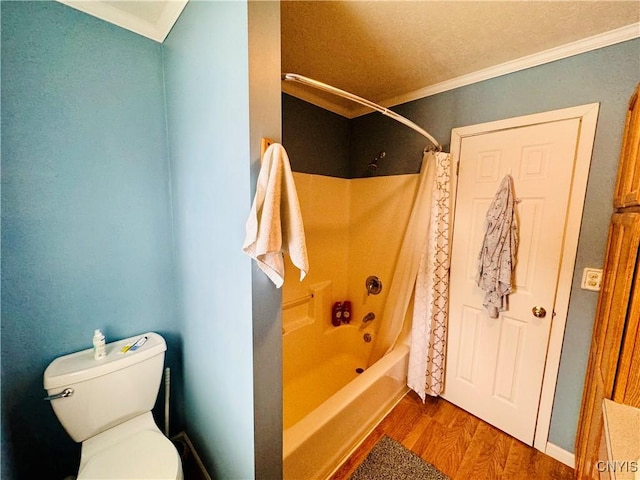 bathroom featuring crown molding, hardwood / wood-style floors, a textured ceiling, toilet, and shower / tub combo with curtain