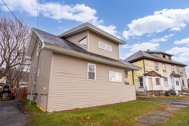 view of side of property featuring a yard