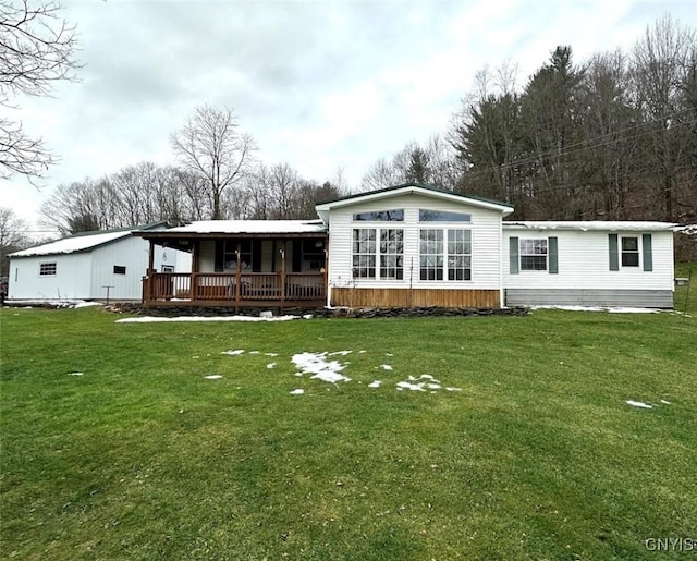 back of house featuring a lawn